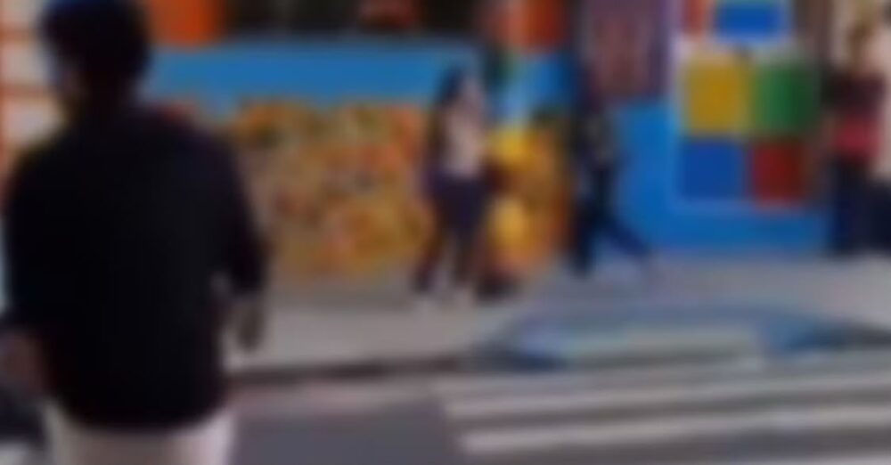 Polícia investiga homem filmado entregando flores a menor na saída de colégio em Manaus Polícia investiga homem filmado entregando flores a menor na saída de colégio em Manaus
