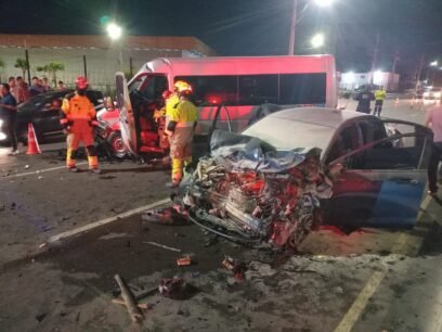 Motorista de APP morre após carro pegar fogo em colisão na Avenida do Turismo