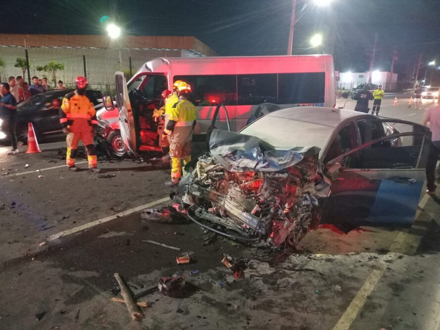 Motorista de APP morre após carro pegar fogo em colisão na Avenida do Turismo
