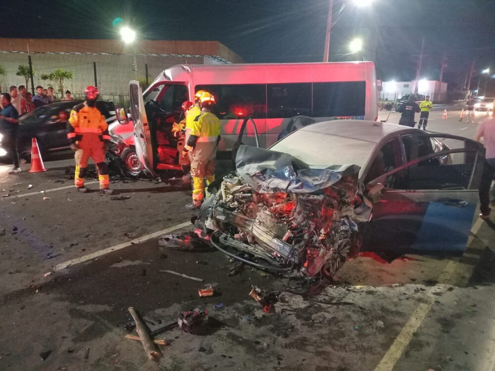 Motorista de APP morre após carro pegar fogo em colisão na Avenida do Turismo Motorista de APP morre após carro pegar fogo em colisão na Avenida do Turismo