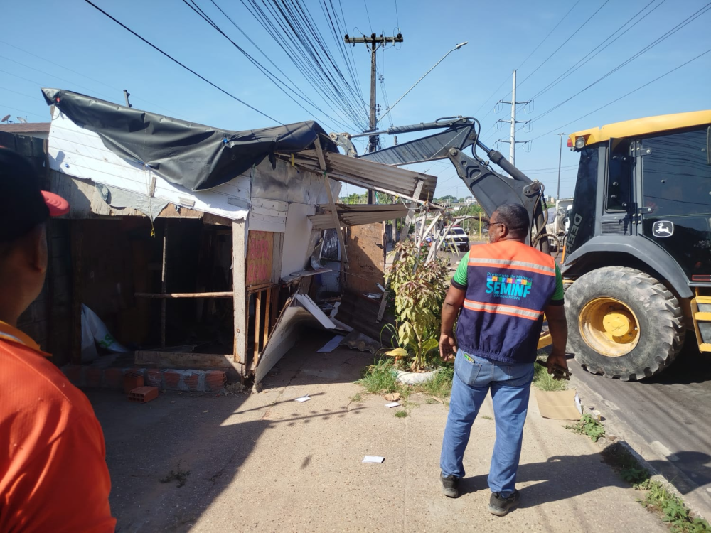 Cinco estruturas constru&iacute;das em cal&ccedil;ada s&atilde;o demolidas na zona Norte de Manaus