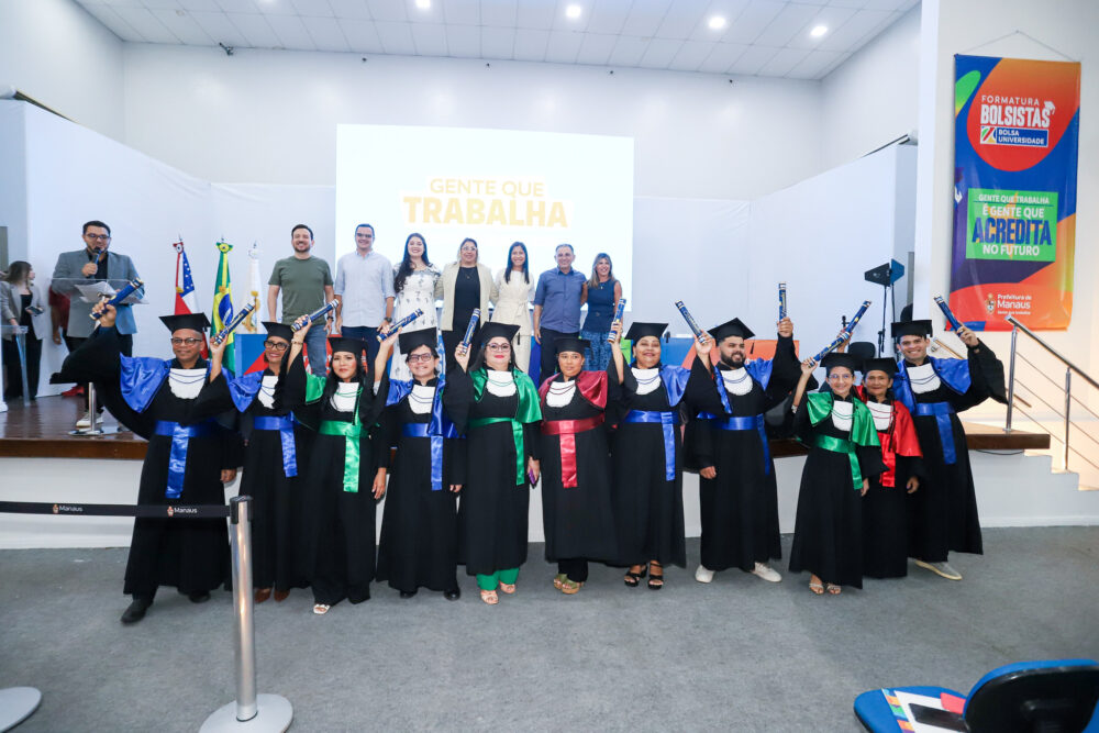 Manaus entrega certificados a alunos beneficiados pelo Bolsa Universidade Manaus entrega certificados a alunos beneficiados pelo Bolsa Universidade