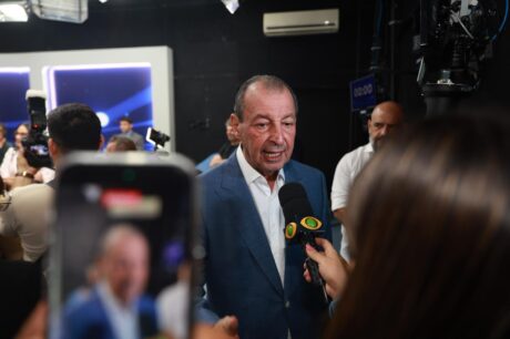Omar critica ausência de Roberto Cidade e apresenta propostas em debate