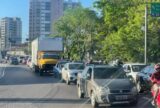 Carreta tem pane mecânica e causa congestionamento na Avenida Efigênio Salles, em Manaus