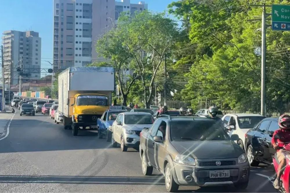 Carreta tem pane mecânica e causa congestionamento na Avenida Efigênio Salles, em Manaus