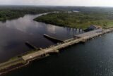 Fogo em folhas se espalha para área de mata e mobiliza bombeiros em Balbina, no Amazonas