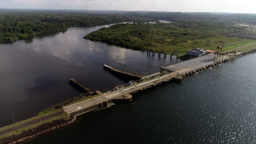 Fogo em folhas se espalha para área de mata e mobiliza bombeiros em Balbina, no Amazonas