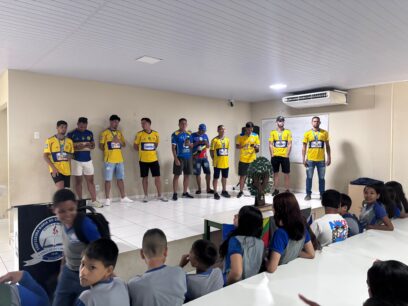 Campeã da Copa da Floresta, Seleção de Manicoré leva troféu às escolas