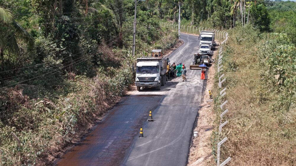 Ramal da Fazenda da Esperança recebe pavimentação no km 15 da BR-174 Ramal da Fazenda da Esperança recebe pavimentação no km 15 da BR-174