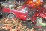 Batida entre carro e carreta deixa três pessoas feridas na AM-010