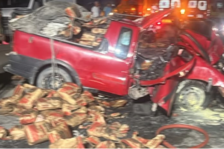 Batida entre carro e carreta deixa três pessoas feridas na AM-010