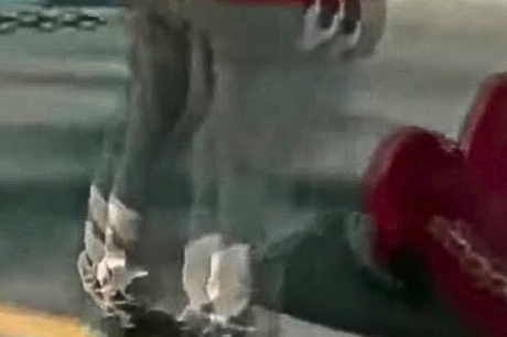 Homem é atropelado na Estrada dos Franceses e aguarda socorro no meio-fio