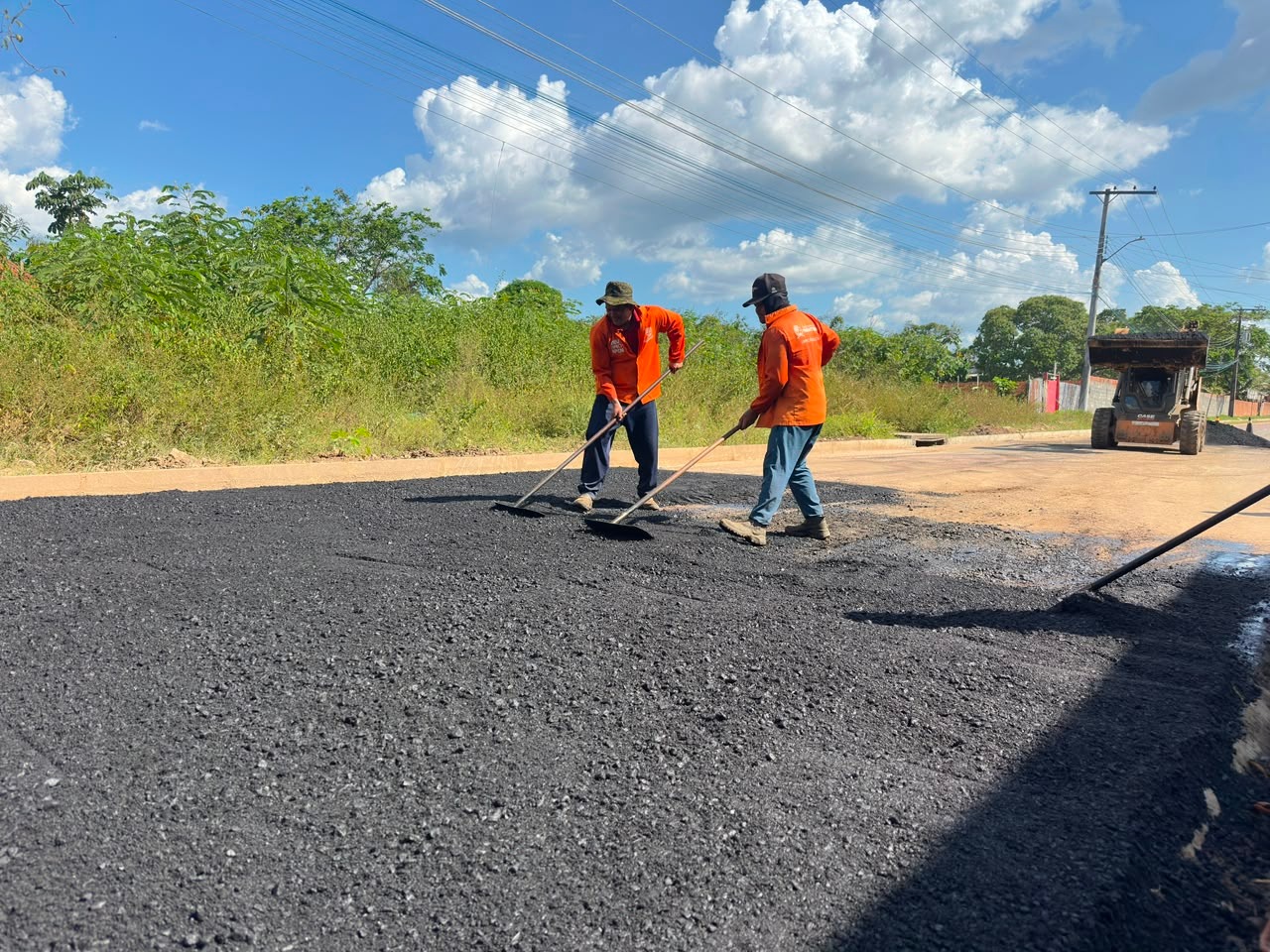 Asfaltamento avança no Distrito Industrial e em bairros de Parintins
