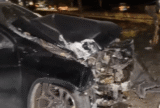 Carro bate em poste e deixa estrutura presa pela fiação em Manaus