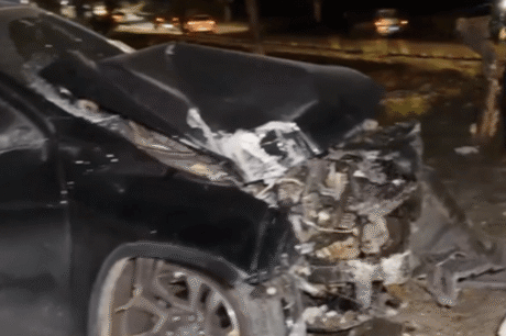 Carro bate em poste e deixa estrutura presa pela fiação em Manaus