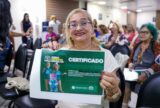 ‘Não sabia nem tirar print’, diz Jozina Péres de 72 anos ao conquistar certificado em curso de inclusão digital da Defensoria