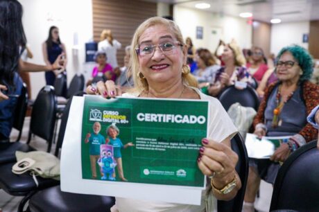 'Não sabia nem tirar print’, diz Jozina Péres de 72 anos ao conquistar certificado em curso de inclusão digital da Defensoria