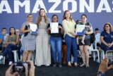 Moradora recebe título definitivo em Manaus após mais de 35 anos de espera