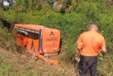 Ônibus sai da pista e cai em ribanceira na BR-319
