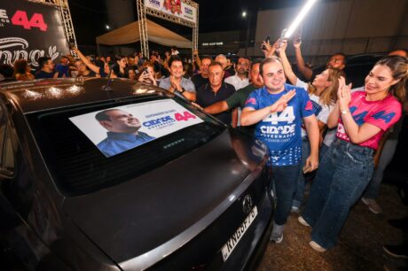 Roberto Cidade inicia campanha com adesivaços no Amazonas