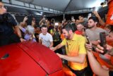 David Almeida inicia campanha ao Governo com mega-adesivaço na capital