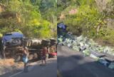 Carreta tomba e espalha carga pela AM-179 no interior do Amazonas