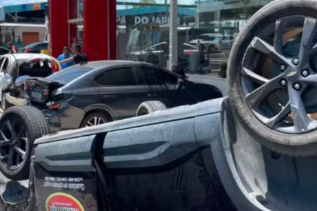 Capotamento após colisão entre quatro carros deixa feridos na Rodrigo Otávio, em Manaus