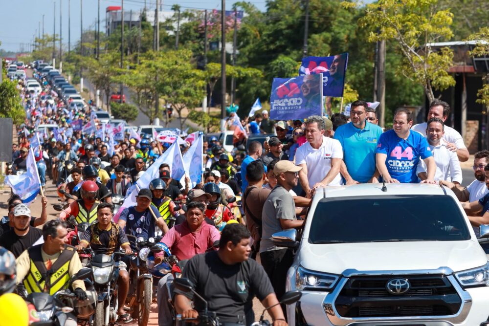 Roberto Cidade reúne 4 mil apoiadores em carreata em Manacapuru