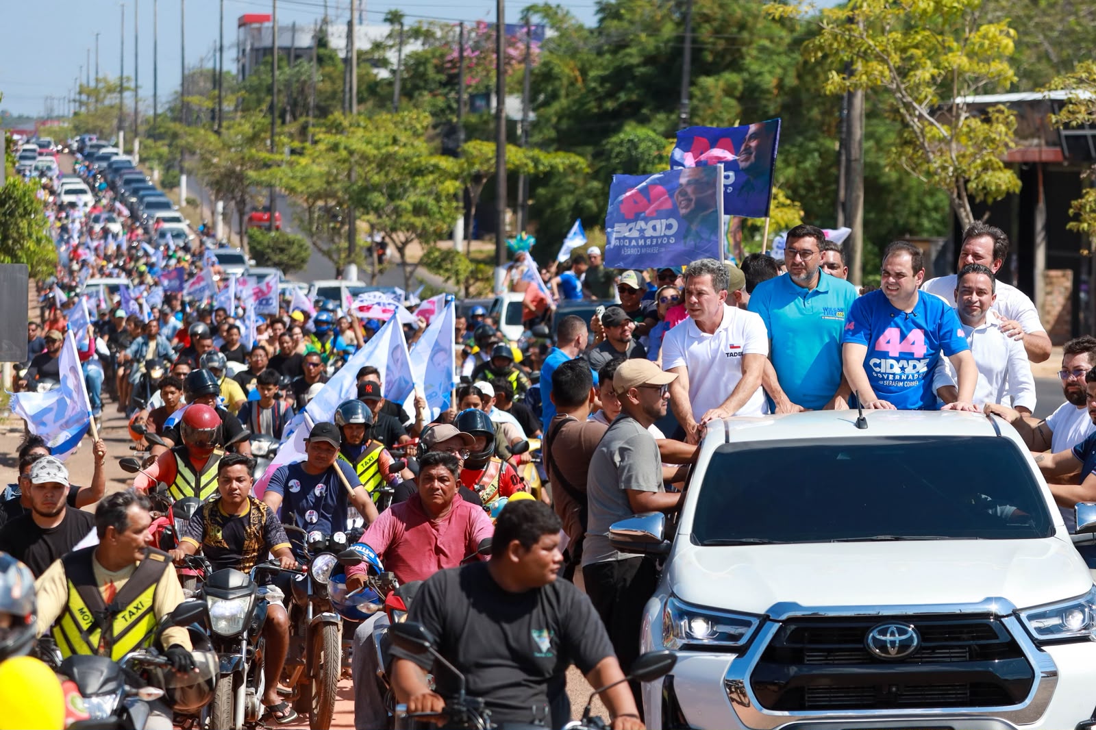Roberto Cidade reúne 4 mil apoiadores em carreata em Manacapuru