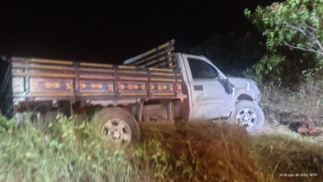 Caminhonete cai em barranco, deixa um morto e dois feridos no AM