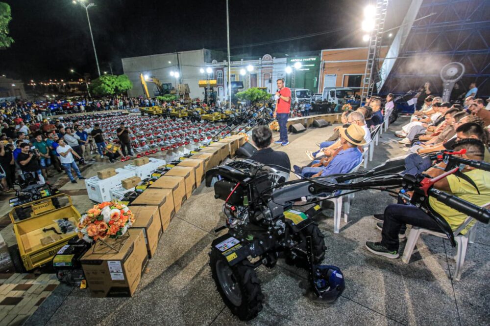 Parintins entrega mais de 700 equipamentos à zona rural com R$ 7 milhões