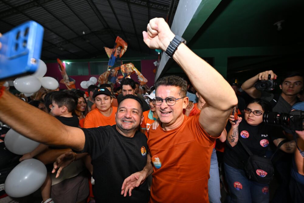David é recebido por apoiadores na Praça 14, lembra obras e desafia adversários a mostrar o que fizeram por Manaus