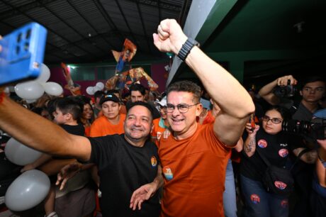 David é recebido por apoiadores na Praça 14, lembra obras e desafia adversários a mostrar o que fizeram por Manaus