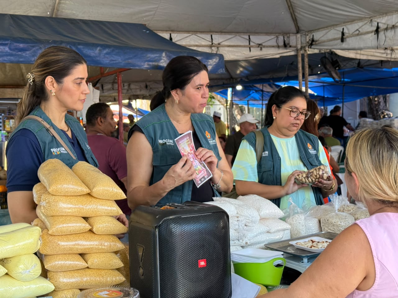 Fiscalização conjunta orienta feirantes sobre direitos do consumidor em Manaus