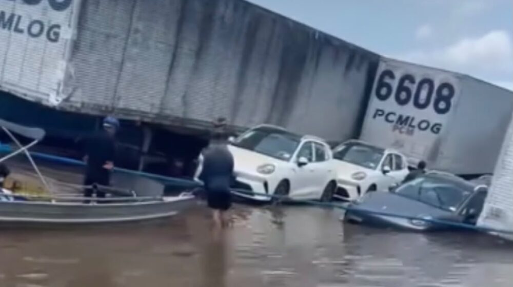 Balsa de transporte de veículos afunda parcialmente no Rio Amazonas próximo a Parintins