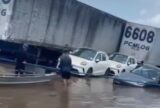 Balsa de transporte de veículos afunda parcialmente no Rio Amazonas próximo a Parintins