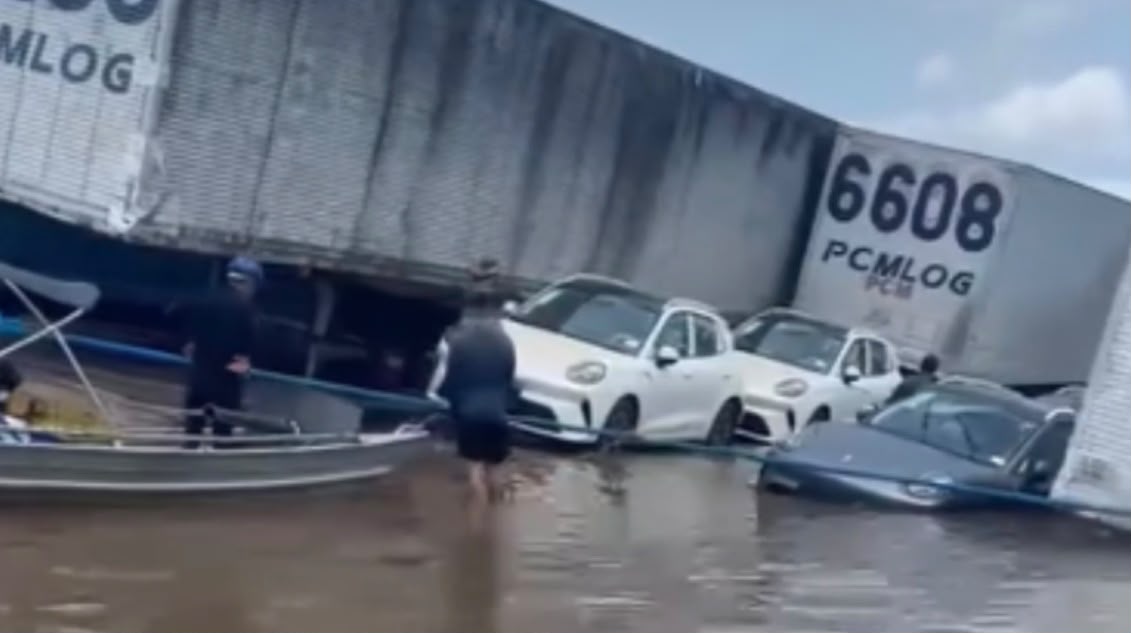 Balsa de transporte de veículos afunda parcialmente no Rio Amazonas próximo a Parintins