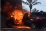 Picape pega fogo e fica destruída na Avenida Cosme Ferreira, em Manaus