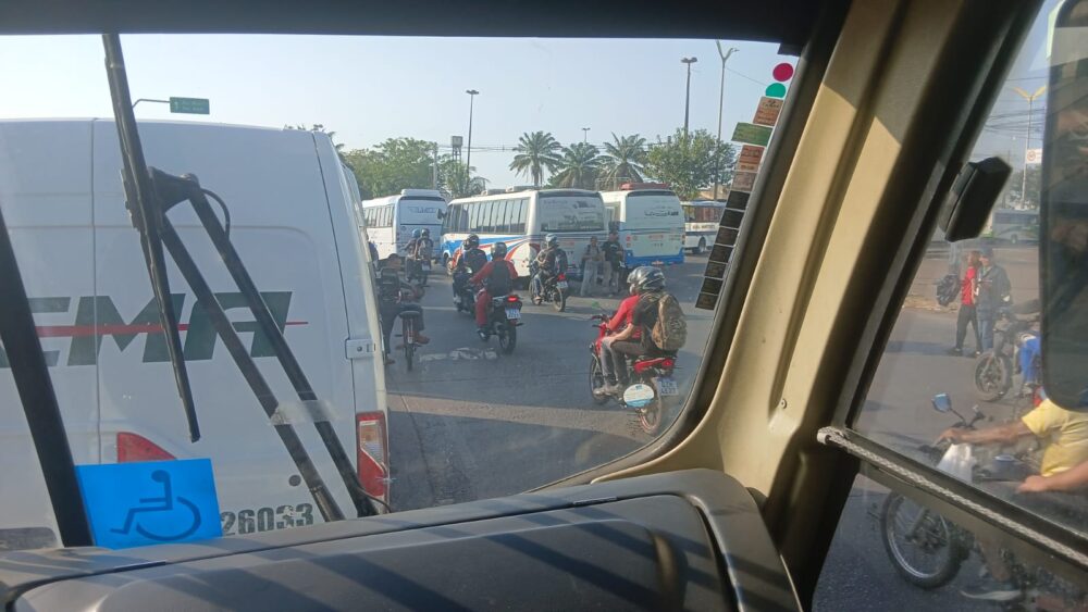 Motoristas do transporte fretado suspendem atividades após rejeitarem reajuste de 3%
