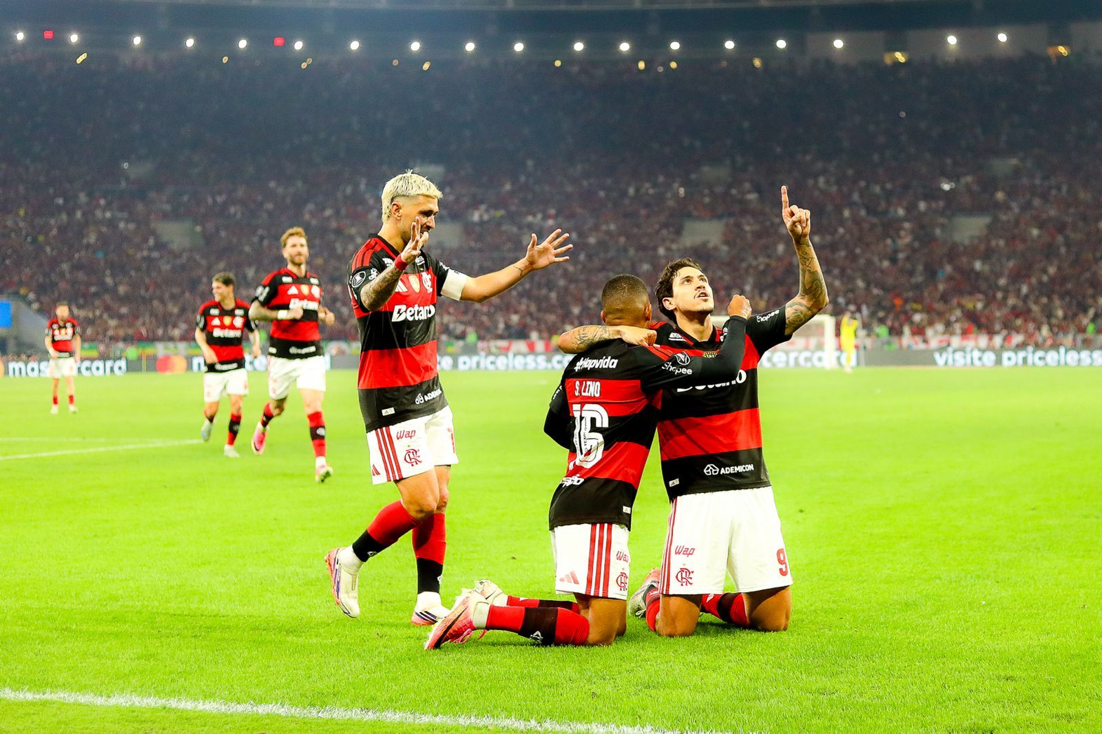 Libertadores: Flamengo elimina Cruzeiro e mant&eacute;m vivo sonho do penta