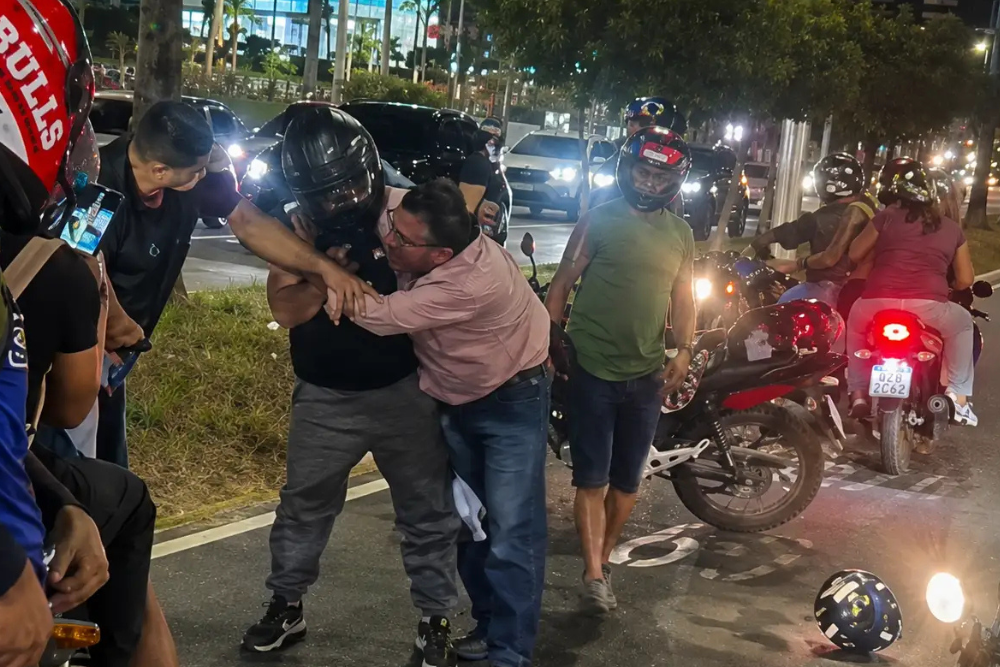 Briga entre motociclistas interrompe trânsito na Torquato Tapajós em Manaus