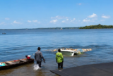 Caminhão carregado com bebidas cai no rio Maués-Açu, no interior do Amazonas