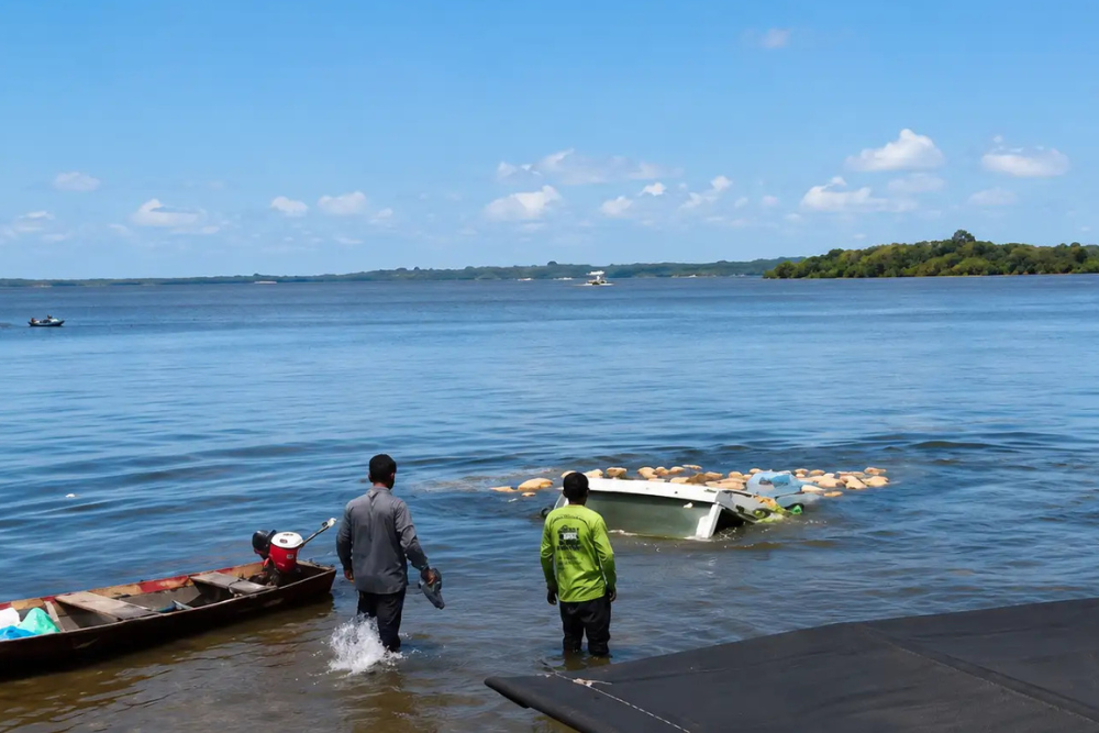 Caminhão carregado com bebidas cai no rio Maués-Açu, no interior do Amazonas