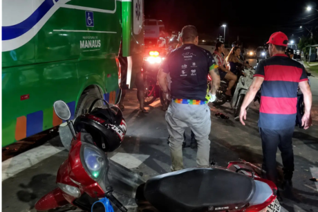 Dois motociclistas ficam gravemente feridos após batida frontal em Manicoré