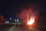 Fogo em área de mata seca se aproxima de transformador e preocupa motoristas em Manaus