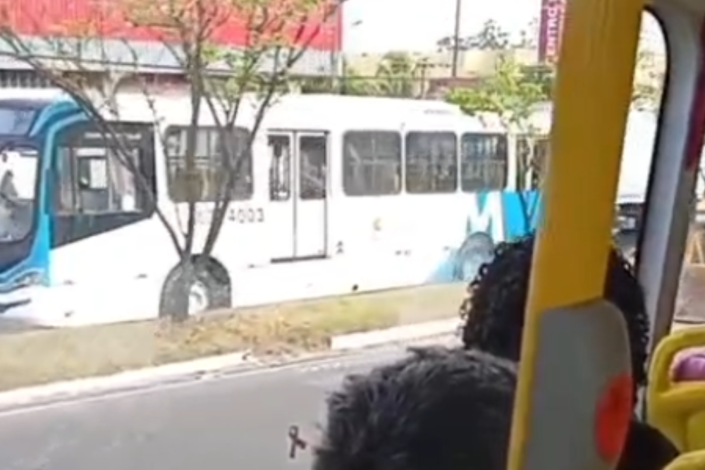Acidente com ônibus, carro e caminhão provoca congestionamento na Torquato Tapajós, em Manaus