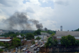 Incêndio se espalha por área de mata e mobiliza bombeiros no Parque 10, em Manaus