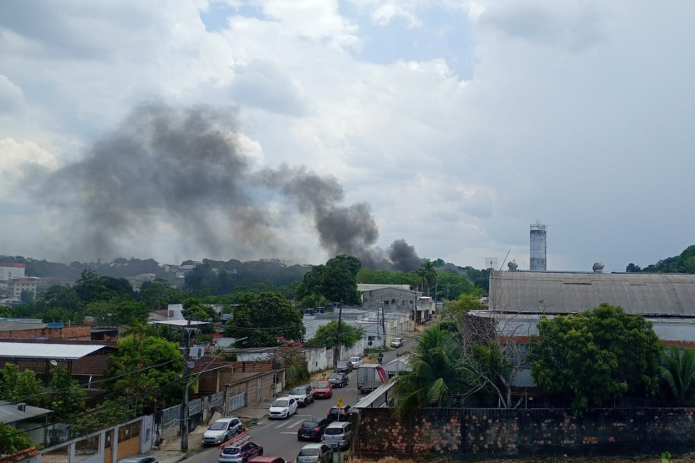 Incêndio se espalha por área de mata e mobiliza bombeiros no Parque 10, em Manaus