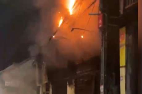 Vídeo: fogo destrói parte de comércio durante incêndio no Jorge Teixeira, em Manaus