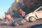 Colisão entre carro e duas motos deixa vítima caída na Bola da Gillette, em Manaus